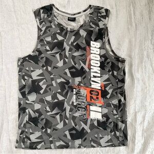 INFINITY Geometric Sports Tee in Gray and White